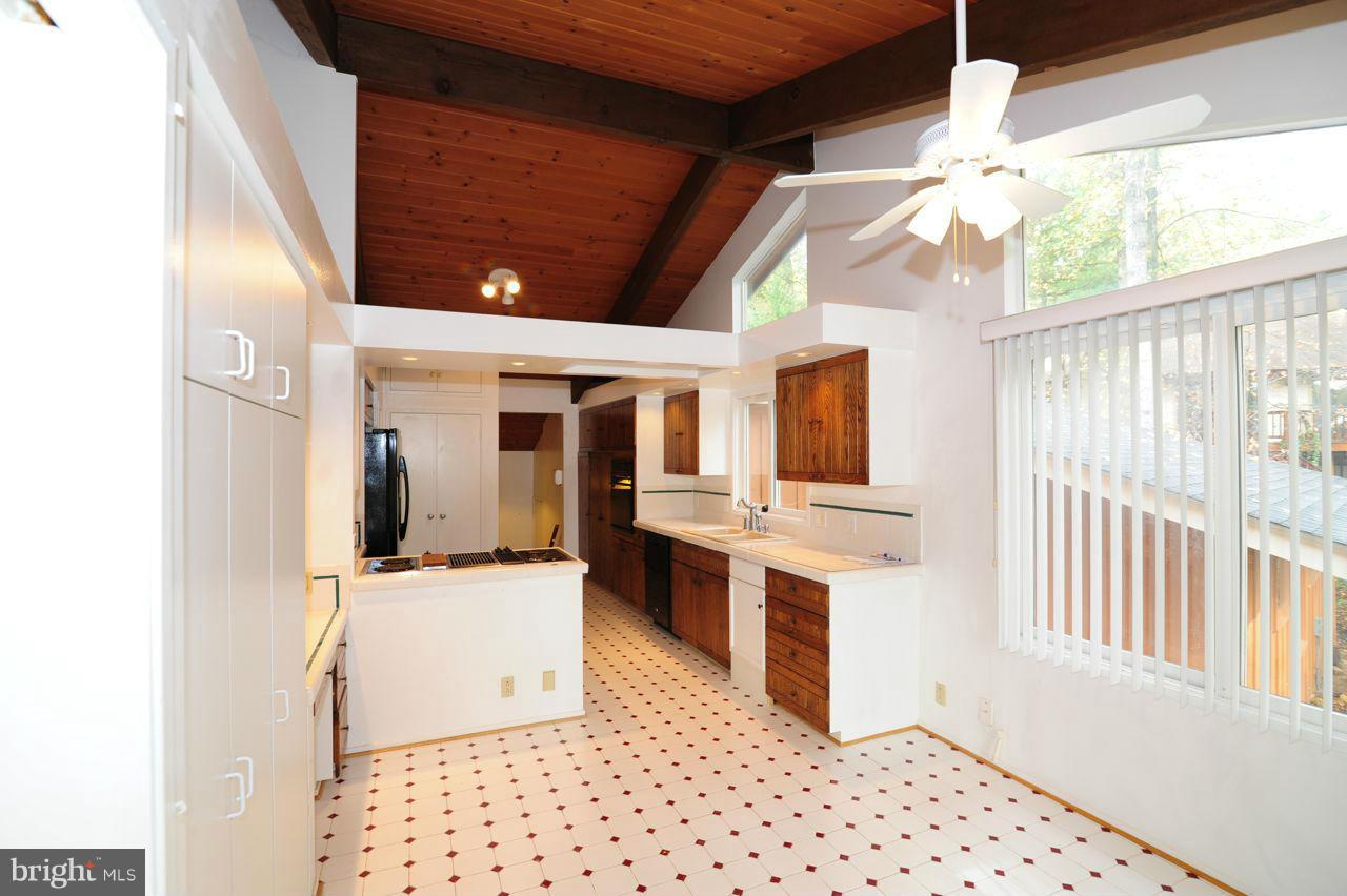 1946 Upper Lake Drive Reston, VA 20191 - Photo 11 of 21 Kitchen