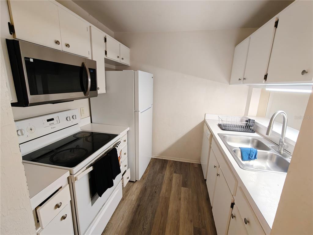 4000 Southwest 23rd Street, Unit 5207 ROOM B Gainesville, FL 32608 - Photo 11 of 23 a kitchen with cabinets and steel appliances
