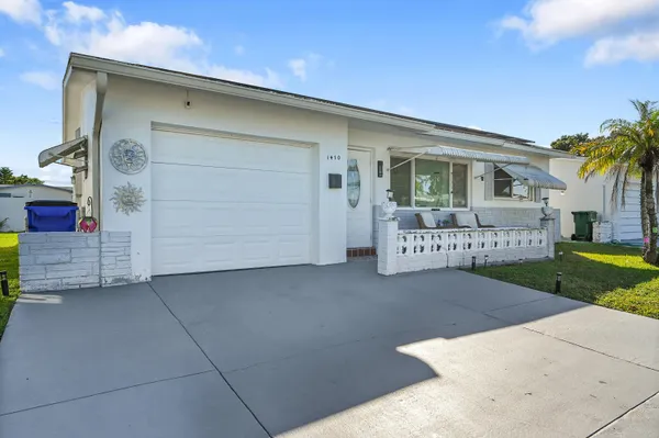 a front view of house with yard and garage