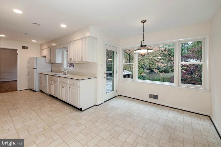 7706 Falstaff Road McLean, VA 22102 - Photo 23 of 30 Kitchen