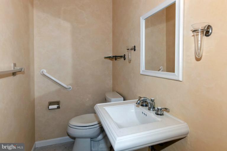 7706 Falstaff Road McLean, VA 22102 - Photo 5 of 30 Bath