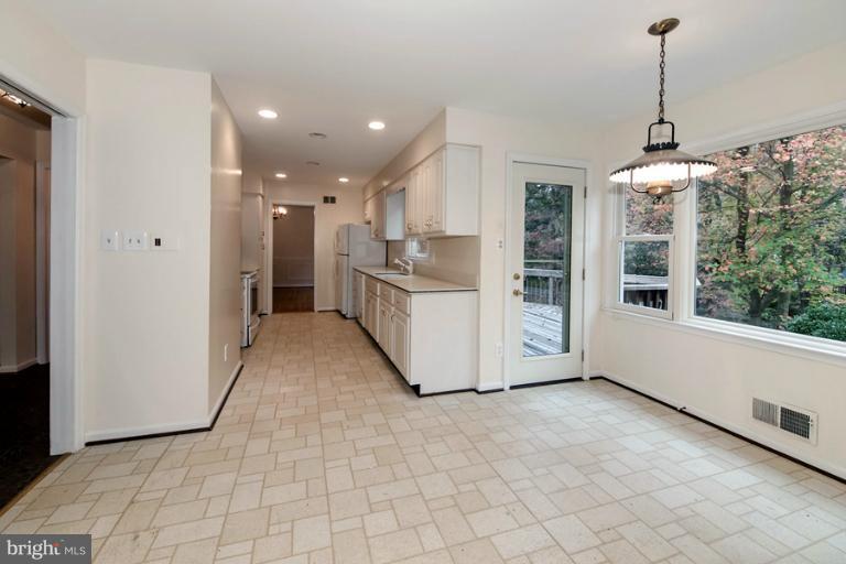 7706 Falstaff Road McLean, VA 22102 - Photo 7 of 30 Kitchen