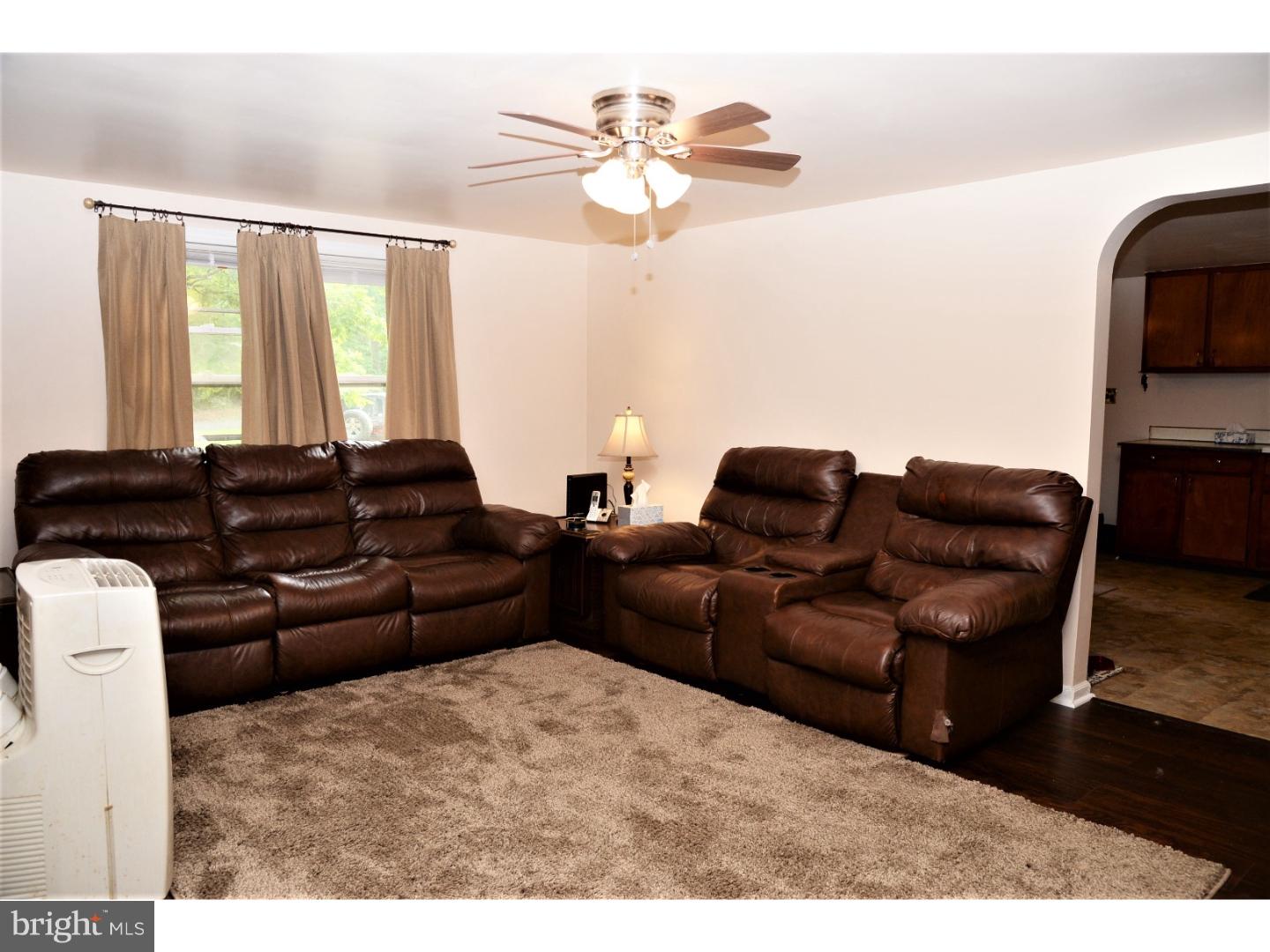 375 Three Bridge Road Newfield, NJ 08344 - Photo 4 of 21 Living Room