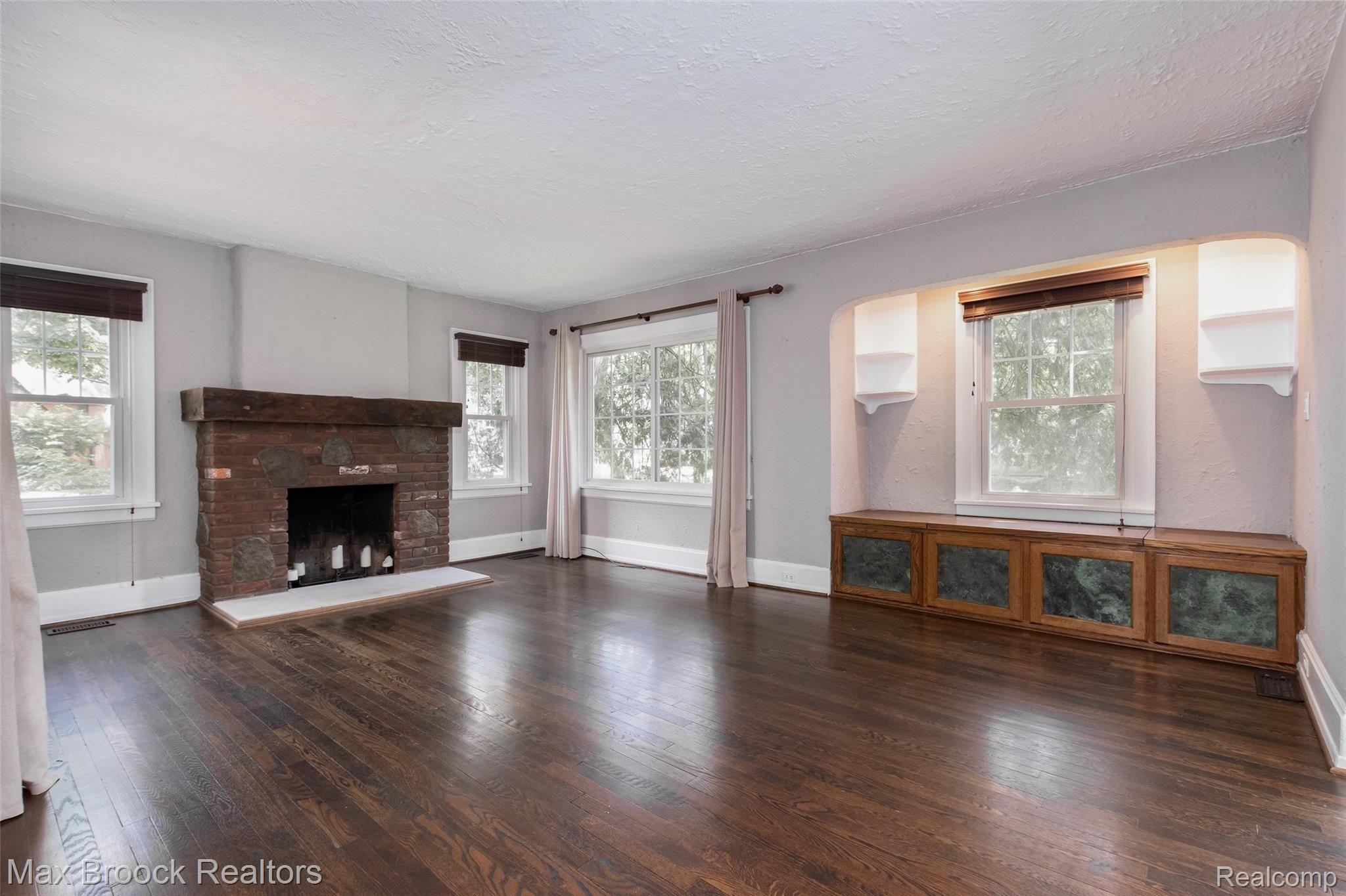 2280 Yorkshire Road Birmingham, MI 48009 - Photo 6 of 18 Living Room.jpg