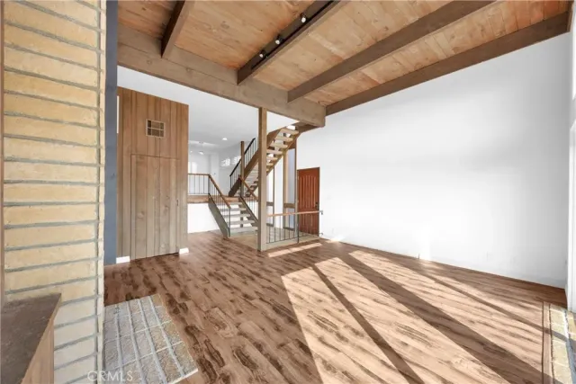 a view of entryway and kitchen