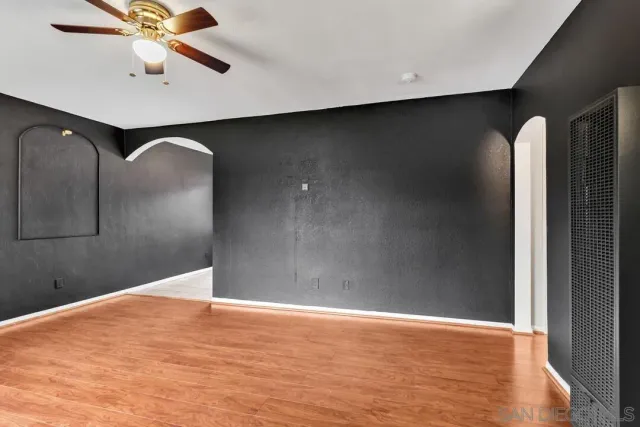 a view of empty room with window