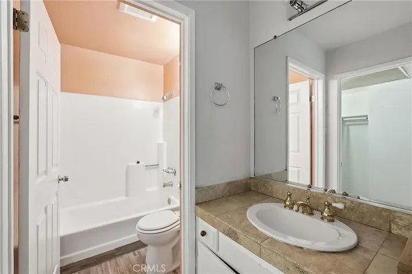 $469,000 | 7045 Woodley Avenue, Unit 124, Lake Balboa, CA 91406