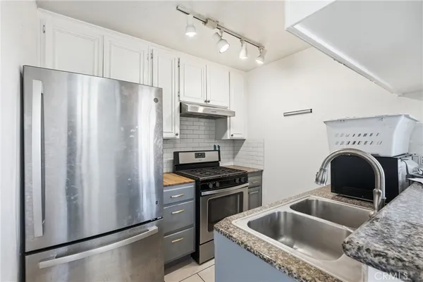 $469,000 | 7045 Woodley Avenue, Unit 124, Lake Balboa, CA 91406