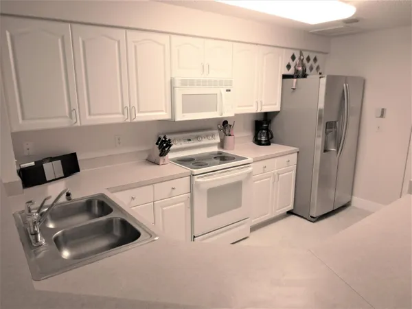 $3,800 | 1900 Oceanwalk Lane, Unit 104, Lauderdale-by-the-Sea, FL 33062