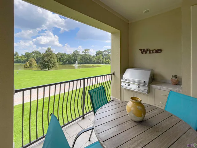 $3,300 | 998 Stanford Avenue, Unit 206, Baton Rouge, LA 70808