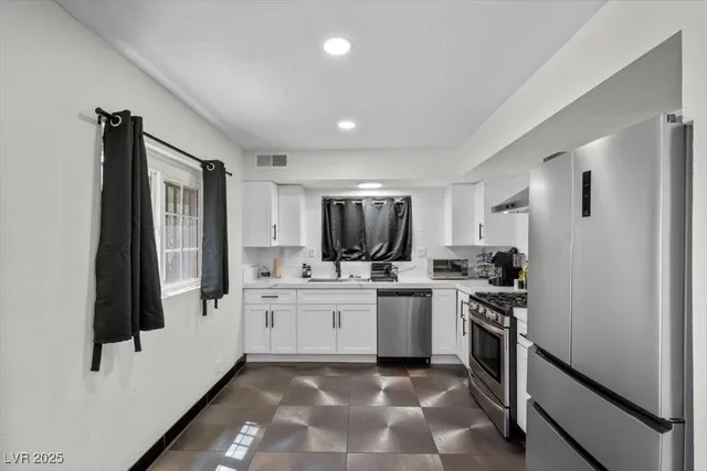 $2,900 | 2571 East Vegas Valley Drive, Las Vegas, NV 89121