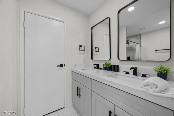 $2,900 | 2571 East Vegas Valley Drive, Las Vegas, NV 89121