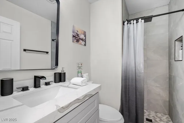 $2,900 | 2571 East Vegas Valley Drive, Las Vegas, NV 89121