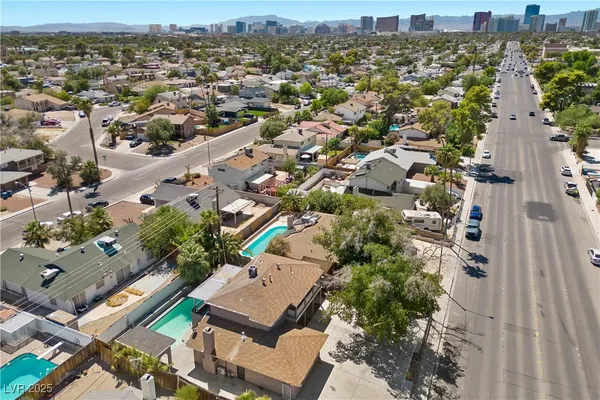 $2,900 | 2571 East Vegas Valley Drive, Las Vegas, NV 89121