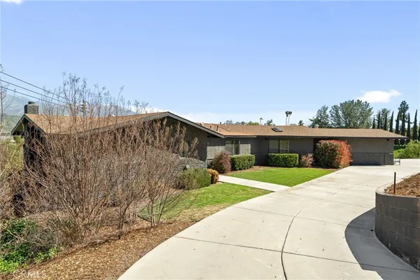 a view of a back yard of the house