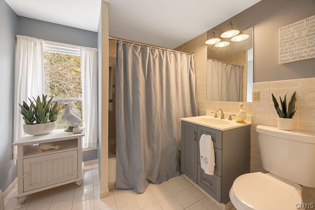 7942 Salt Springs Road Manlius, NY 13104 - Photo 40 of 50 The rear wing bedrooms share this full bath.