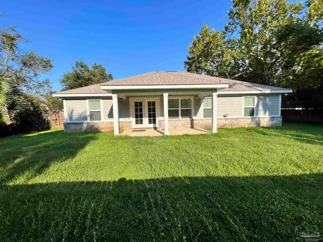 a view of a house with a yard