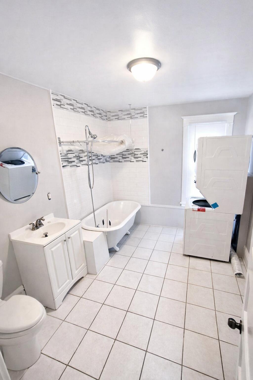 531 Eastern Avenue Northeast Grand Rapids, MI 49503 - Photo 14 of 17 Upper Unit Bath & Laundry