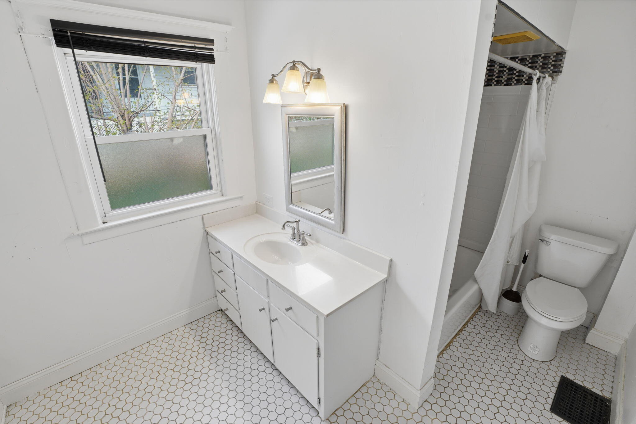 531 Eastern Avenue Northeast Grand Rapids, MI 49503 - Photo 5 of 17 Lower Unit Bath