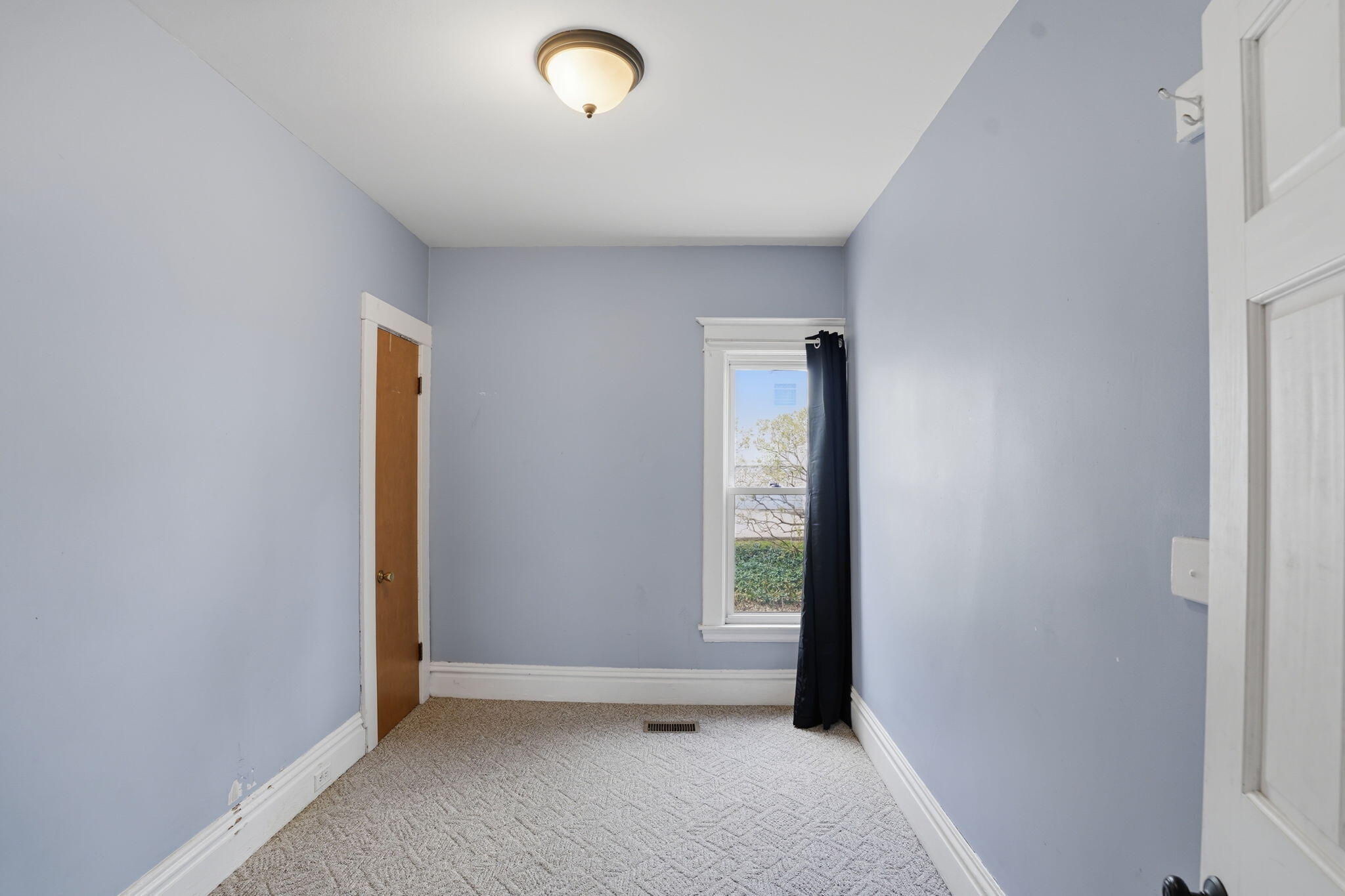 531 Eastern Avenue Northeast Grand Rapids, MI 49503 - Photo 8 of 17 Lower Unit Bed 1