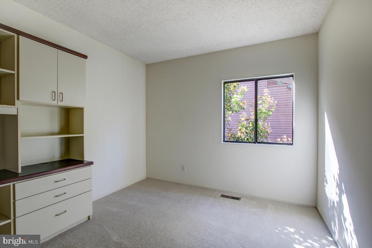 2113 Owls Cove Lane Reston, VA 20191 - Photo 25 of 35