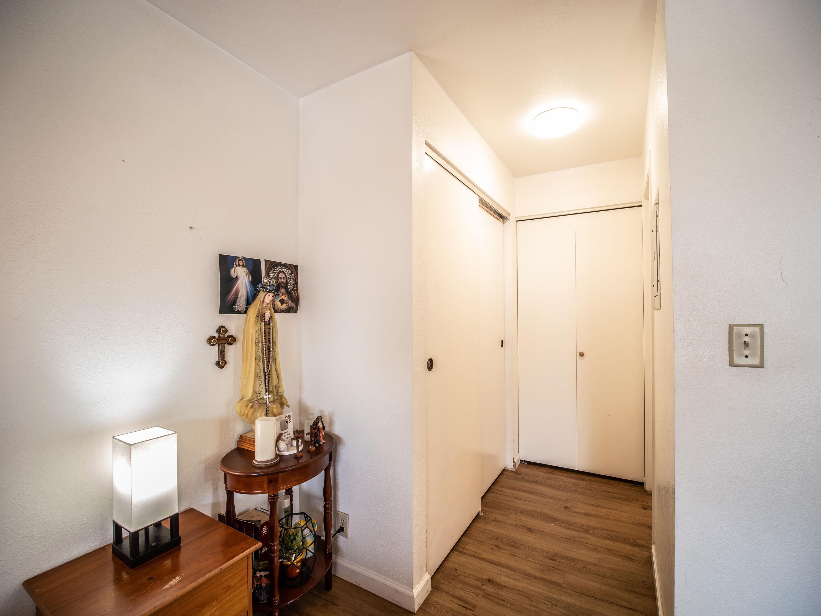 480 Kenolio Road, Unit 30206 Kihei, HI 96753 - Photo 9 of 20 a view of a hallway with wooden floor and a workspace