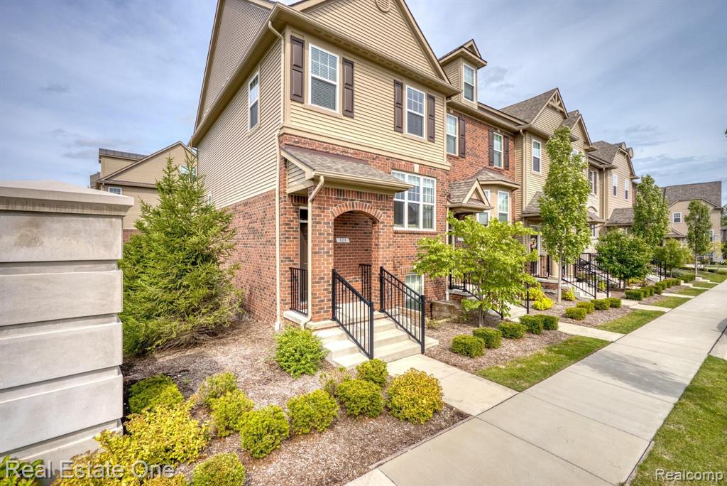 313 Glenhurst Boulevard Rochester Hills, MI 48307 - Photo 1 of 31