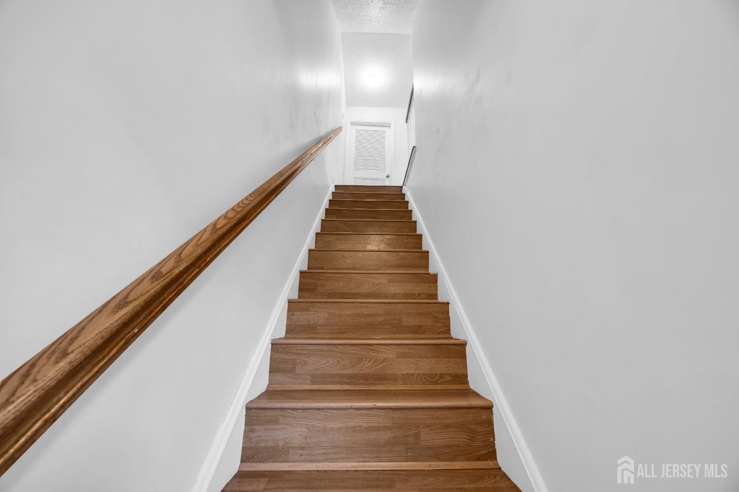 187 Prestwick Way Edison, NJ 08820 - Photo 3 of 23 a view of entryway