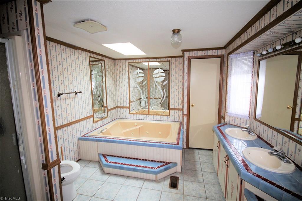 328 Strawberry Road Reidsville, NC 27320 - Photo 5 of 23 Gallery Image 5