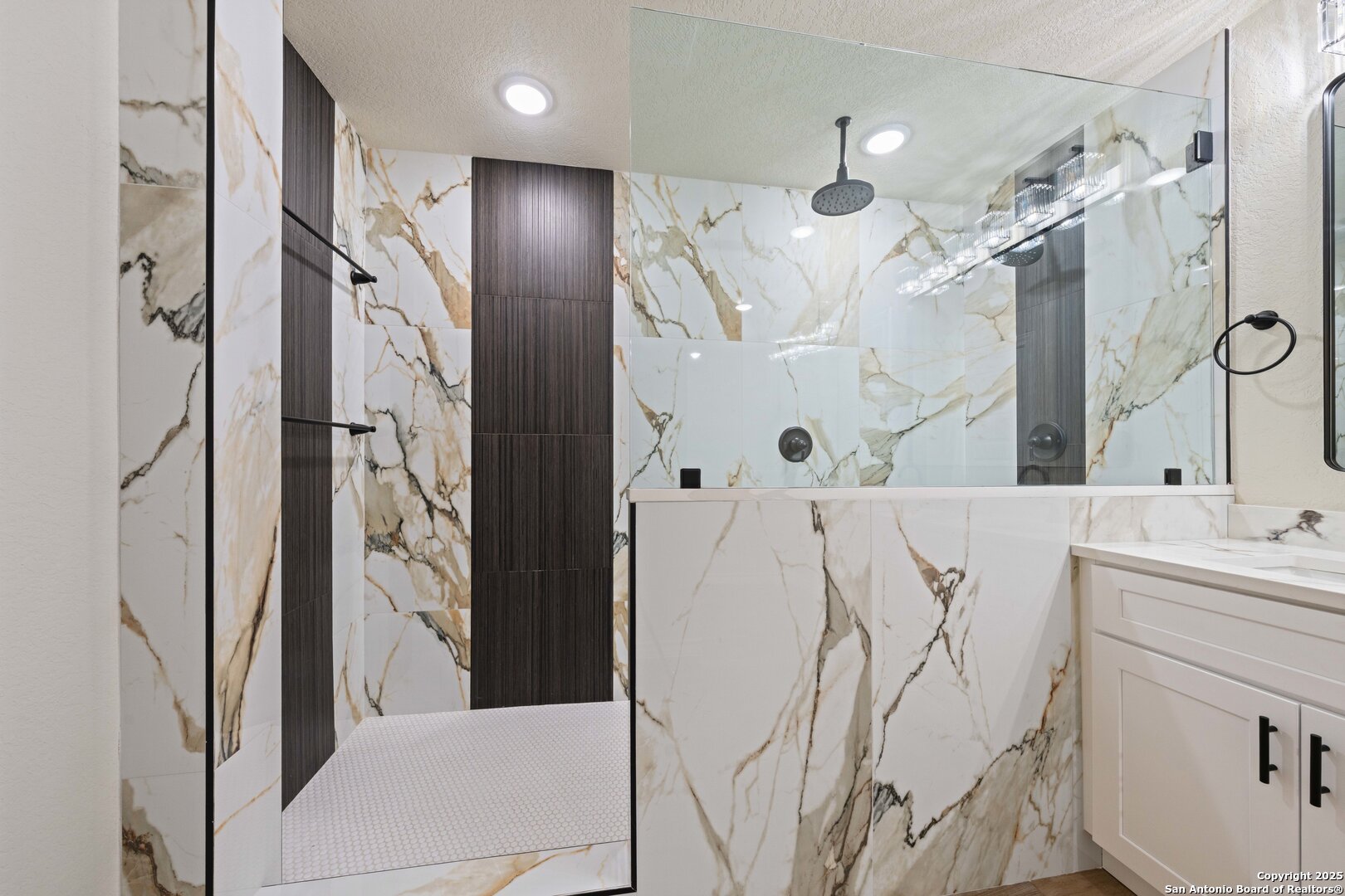 246 Sprucewood Lane San Antonio, TX 78216 - Photo 22 of 42 a bathroom with a bathtub sink and mirror