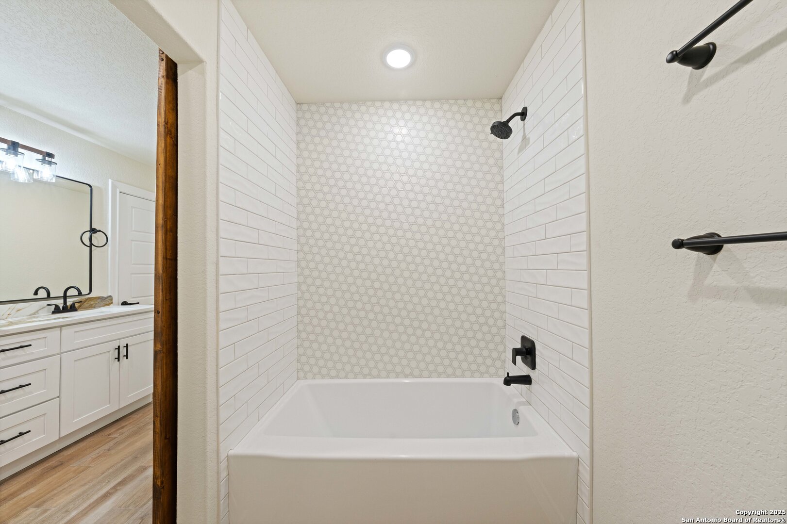 246 Sprucewood Lane San Antonio, TX 78216 - Photo 34 of 42 a bathroom with a bathtub and a sink