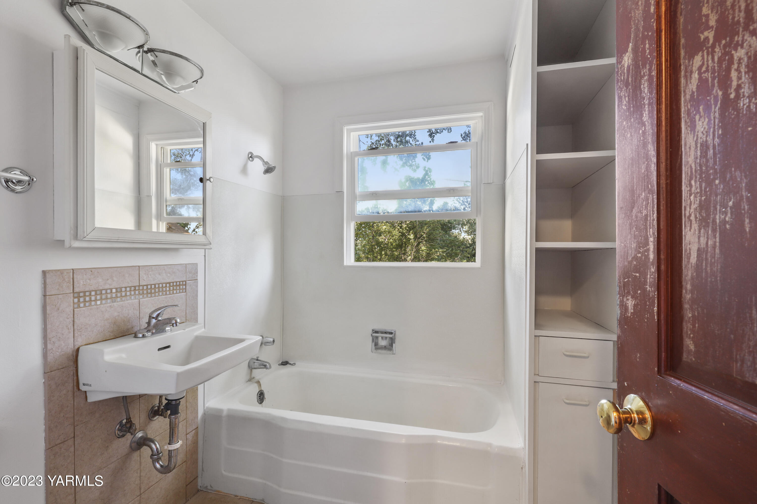 17271 Summitview Road Cowiche, WA 98923 - Photo 12 of 20 a bathroom with a bathtub and a sink
