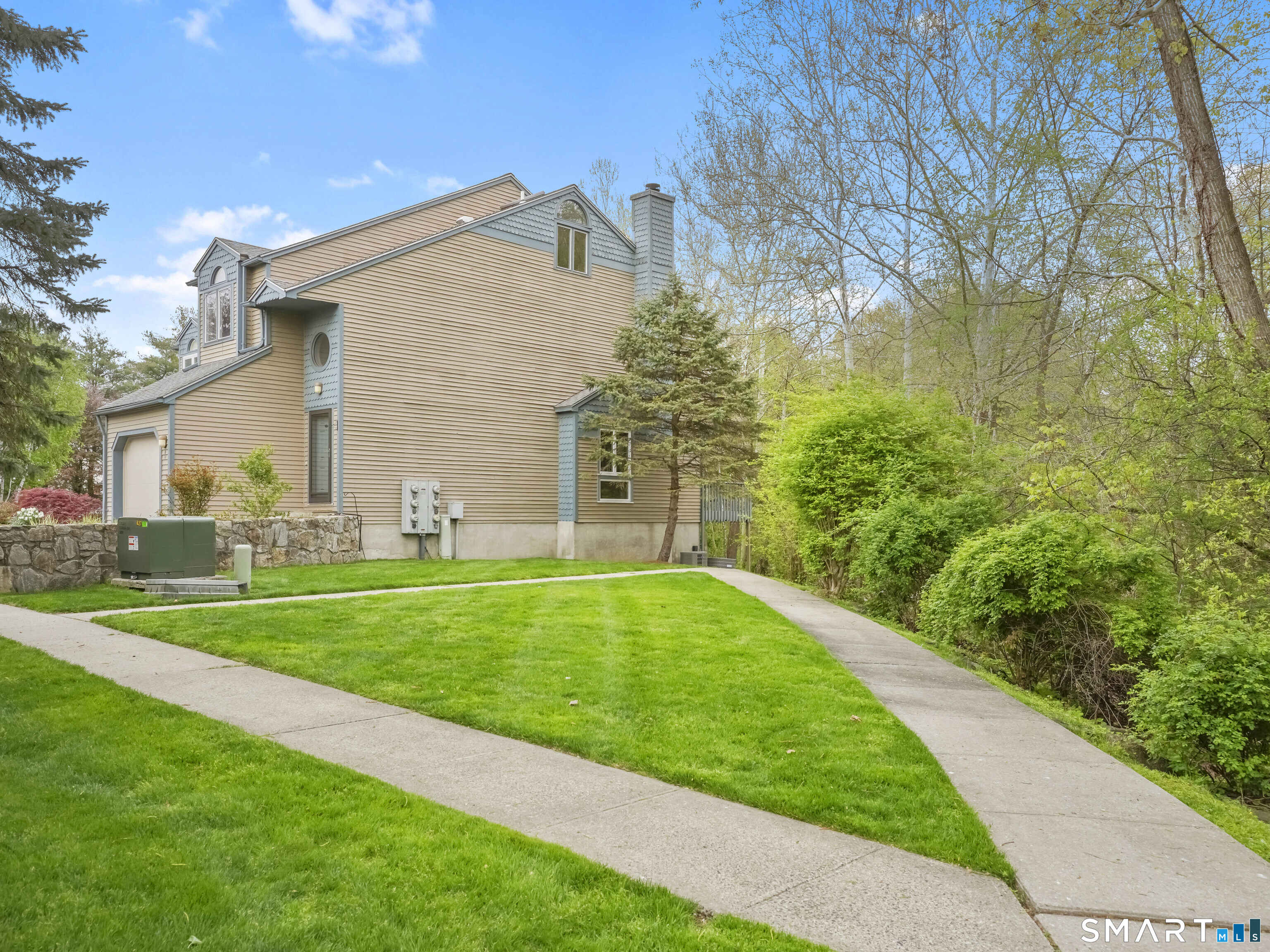 15 Perry Avenue, Unit D10 Norwalk, CT 06850 - Photo 22 of 23 a view of a backyard with plants and a garden