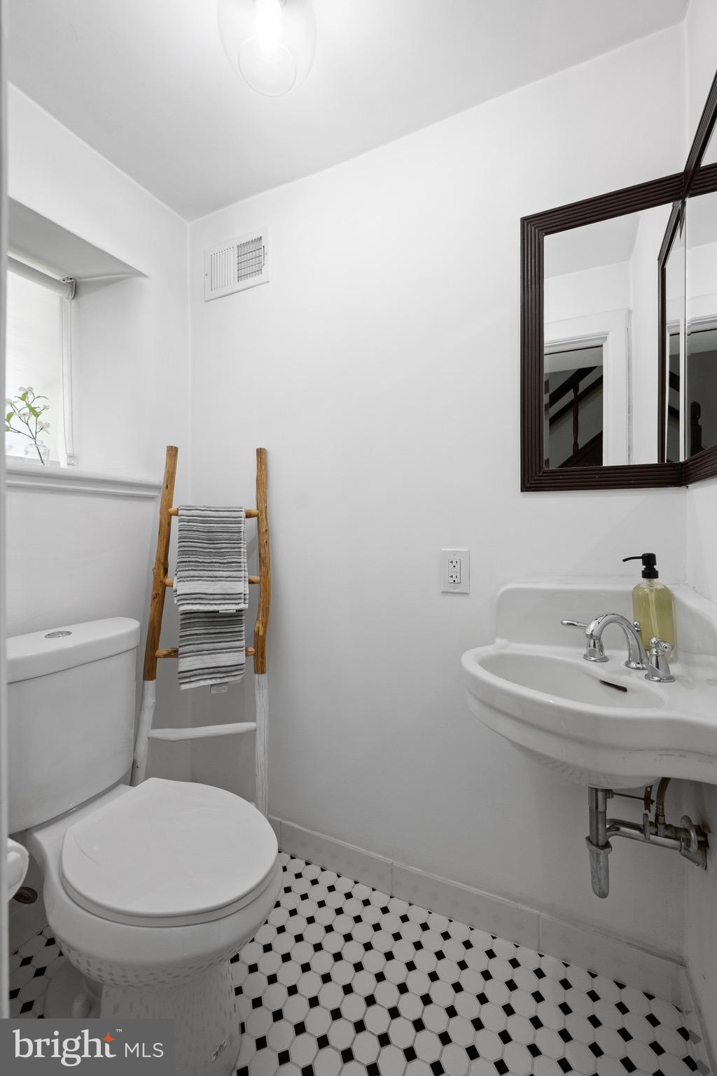 901 Twyckenham Road Media, PA 19063 - Photo 18 of 40 First Floor Powder Room