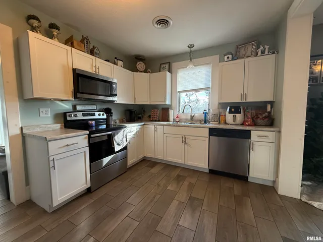 $169,900 | 605 Follis Avenue, Johnston City, IL 62951