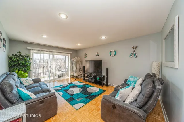 $2,000 | 1550 Sandpebble Drive, Unit 306, Wheeling, IL 60090