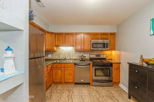 $2,000 | 1550 Sandpebble Drive, Unit 306, Wheeling, IL 60090