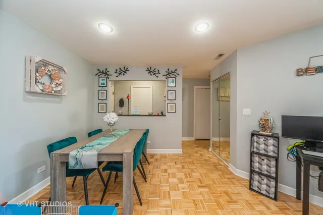 $2,000 | 1550 Sandpebble Drive, Unit 306, Wheeling, IL 60090