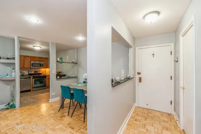 $2,000 | 1550 Sandpebble Drive, Unit 306, Wheeling, IL 60090