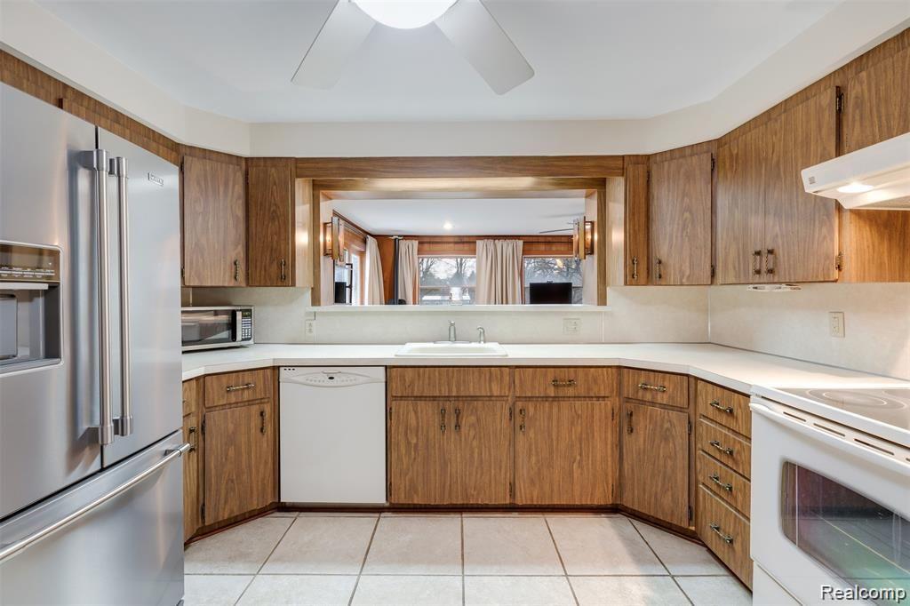 22104 Gill Road Farmington Hills, MI 48335 - Photo 5 of 39