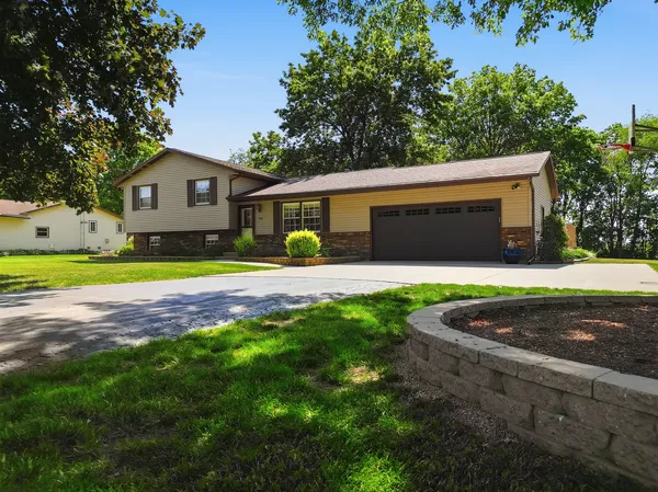 $324,900 | 1665 Hill Drive, Dixon, IL 61021