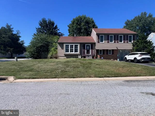 a view of a yard in front of a house