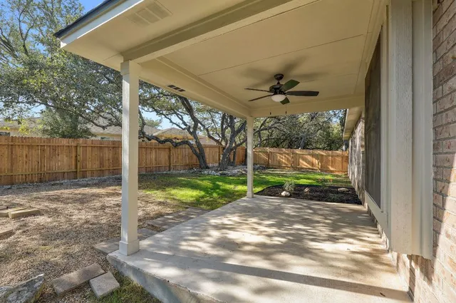 a view of a back yard