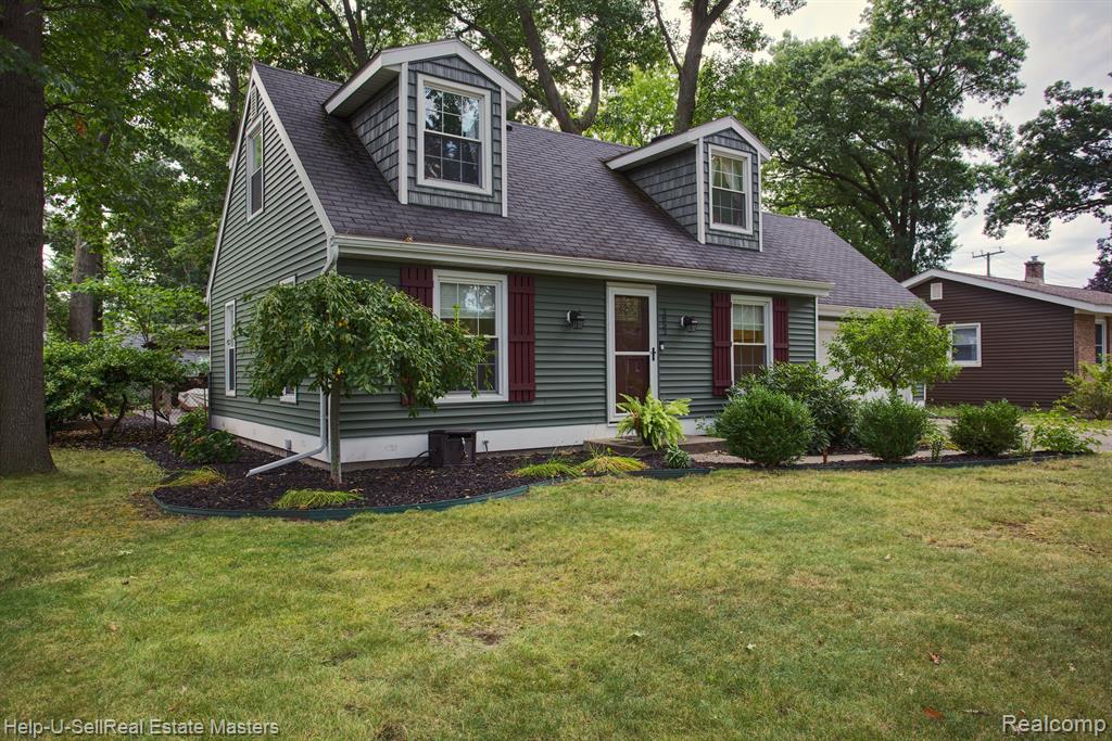 2852 Riverside Drive Port Huron, MI 48060 - Photo 3 of 22