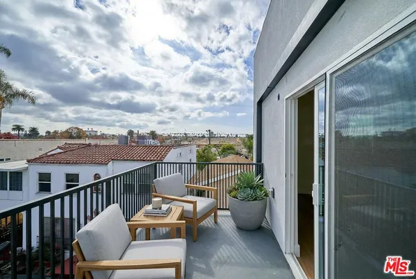 $4,766 | 1108 Queen Anne Place, Los Angeles, CA 90019