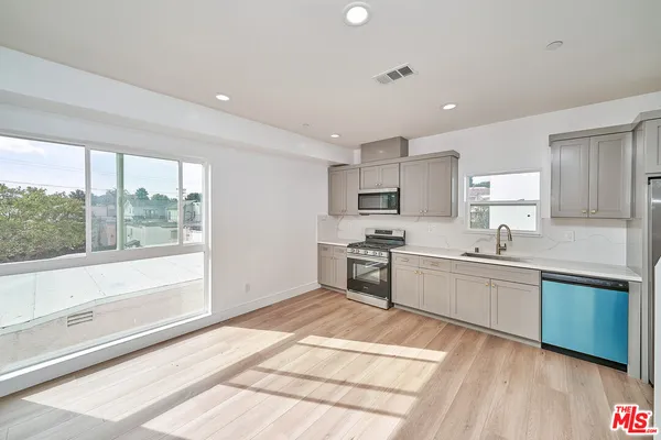 $4,766 | 1108 Queen Anne Place, Los Angeles, CA 90019