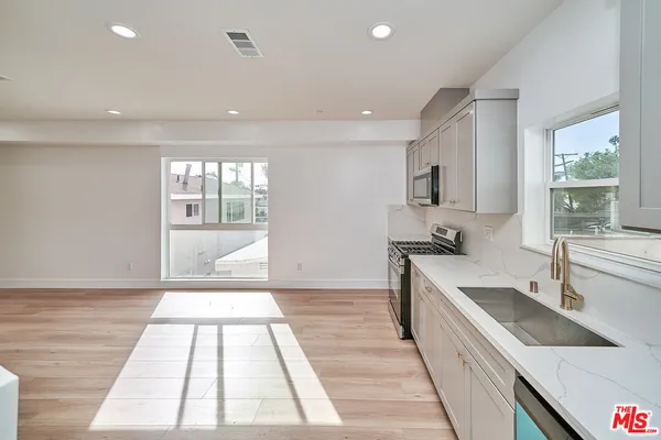 $4,766 | 1108 Queen Anne Place, Los Angeles, CA 90019