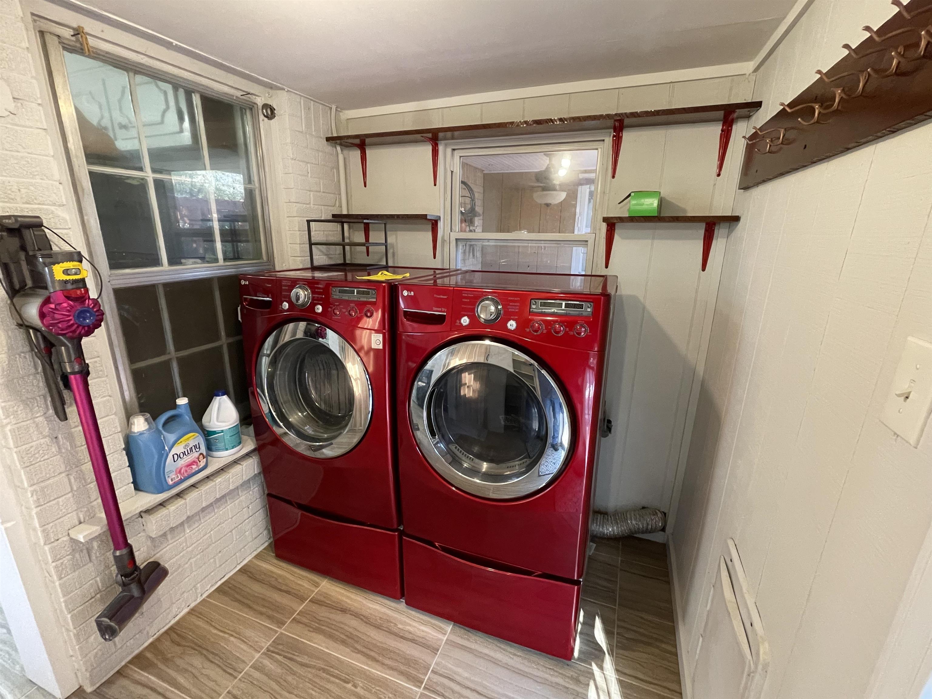 1020 Sandra Street Memphis, TN 38122 - Photo 13 of 40 a utility room with dryer and washer