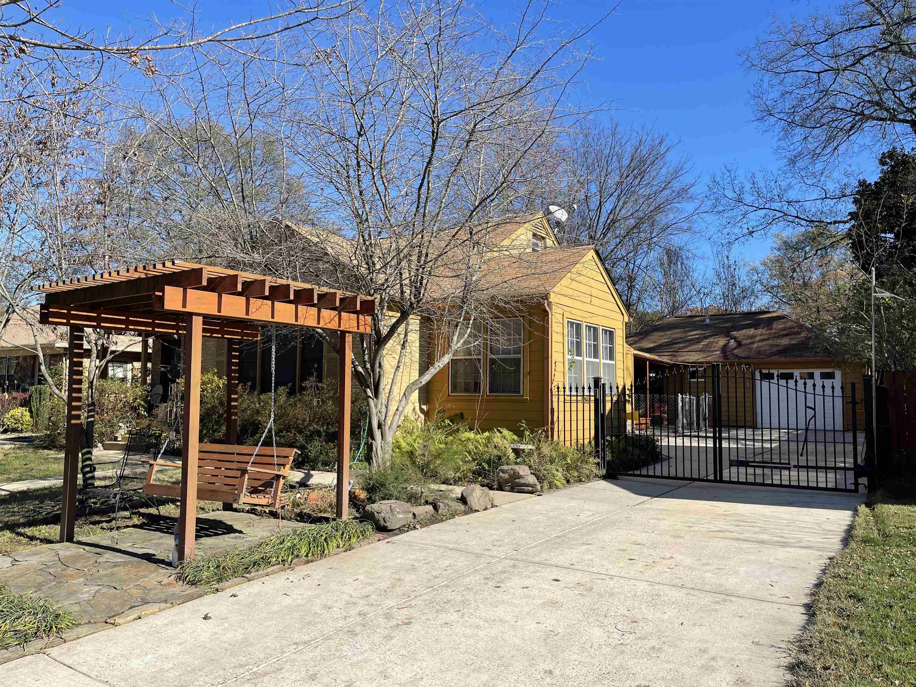 1020 Sandra Street Memphis, TN 38122 - Photo 3 of 40 a backyard of a house with yard and outdoor seating