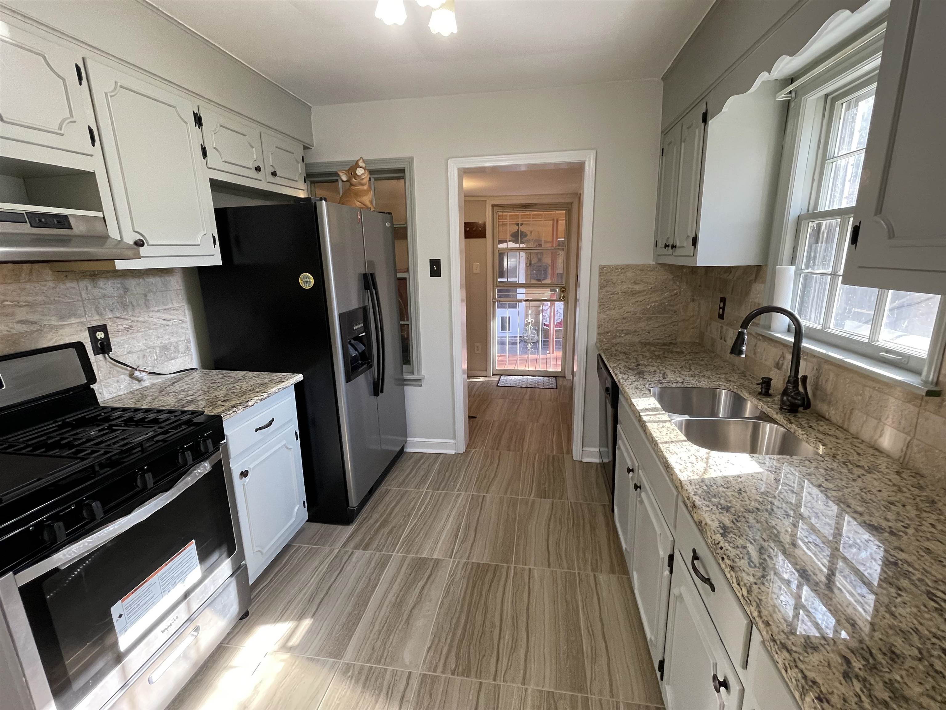 1020 Sandra Street Memphis, TN 38122 - Photo 10 of 40 a kitchen with granite countertop a refrigerator stove and sink